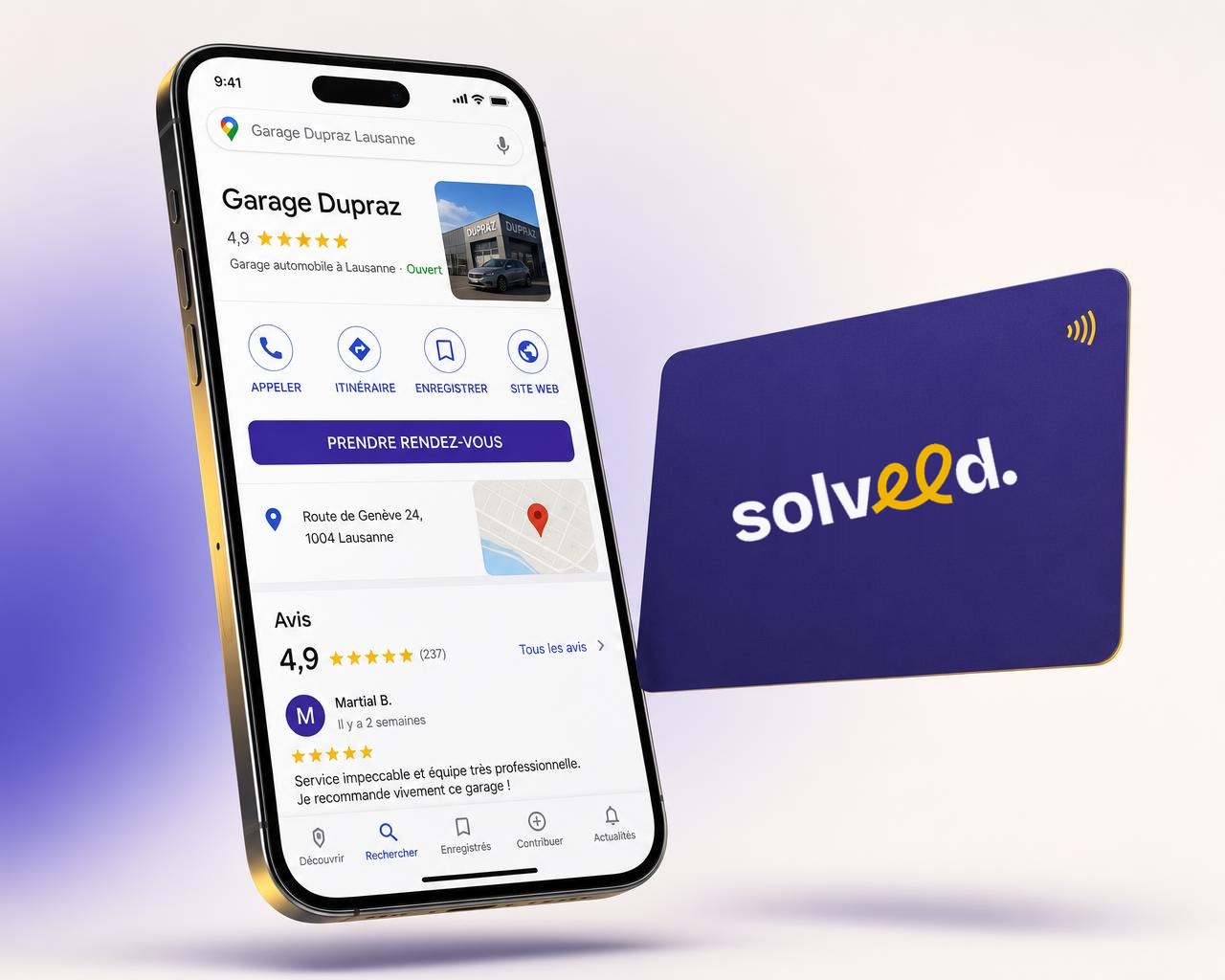 Smartphone affichant une fiche Google Maps 5 étoiles à côté d'une carte NFC Solveed